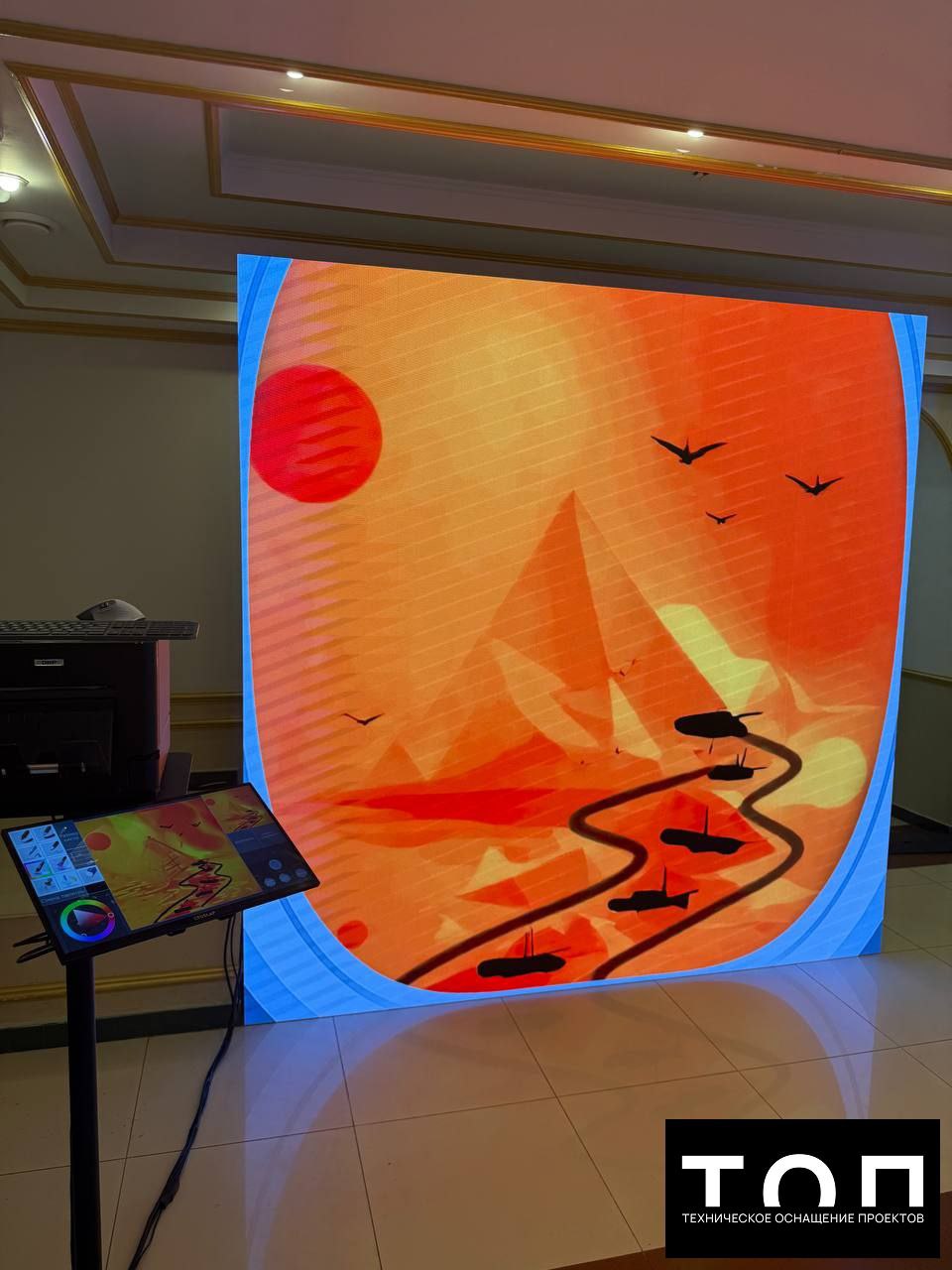 Сенсорный монитор для рисования и большой LED-экран с пейзажем