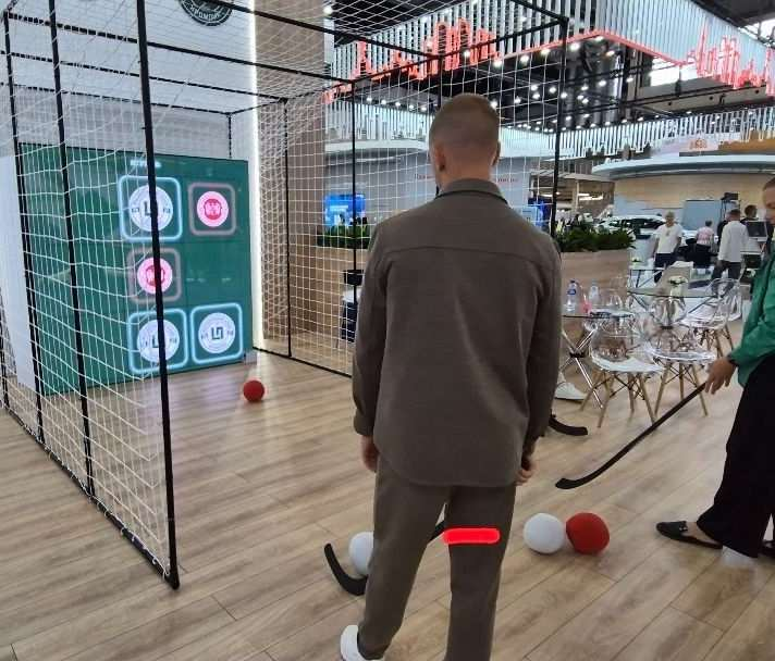 Игровая зона крестики-нолики с мячами и светодиодным экраном